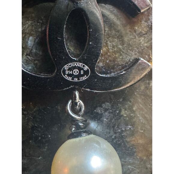 Chanel CC Black and White Pearl Dangle Pierced Earrings B14B Authentic CoA - Picture 4 of 4